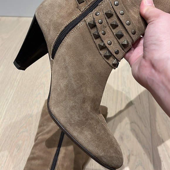 Suede leather boots with metal rivet details - Picture 14 of 15
